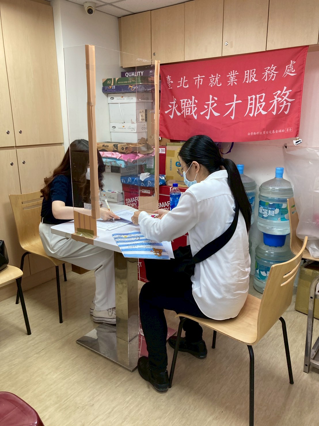 圖示一： 北市勞動局就業服務處5月5日至5月8日，共邀集25家知名企業於各就服站舉辦現場徵才活動，提供達1,062個工作機會。
